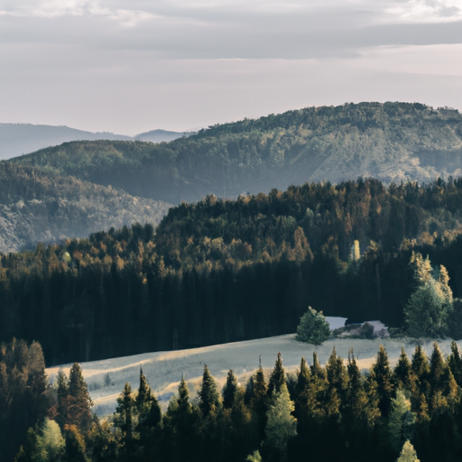 eine weite Naturlandschaft in den Bergen mit einer kleinen Hütte am rechten Bildrand